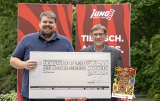 Dennis Dennig (l.) und Wolfgang Bartole bei der Übergabe des Spendenschecks.